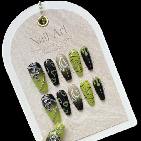 Hand-painted Green Flame Gothic Punk Press On Nails With Metal Cross Accessories Y2K Style Butterfly Heart Pattern Fashion Manicure