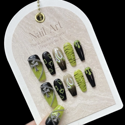 Hand-painted Green Flame Gothic Punk Press On Nails With Metal Cross Accessories Y2K Style Butterfly Heart Pattern Fashion Manicure