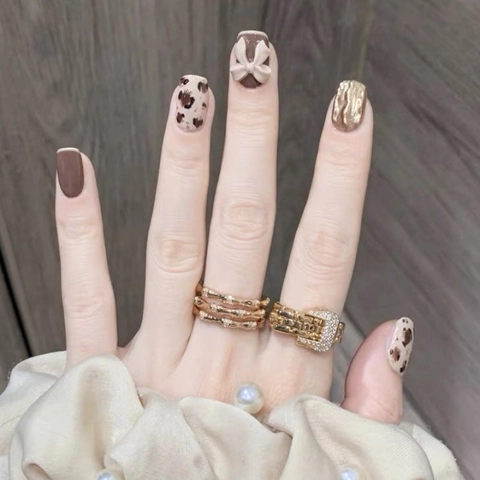 Unghie Finte a Pressione Fatte a Mano Oro Marrone Stampa Leopardata Fiocco Vintage Lusso Lucido Manicure Riutilizzabile Donna
