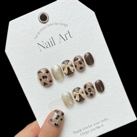 Unghie Finte a Pressione Fatte a Mano Oro Marrone Stampa Leopardata Fiocco Vintage Lusso Lucido Manicure Riutilizzabile Donna