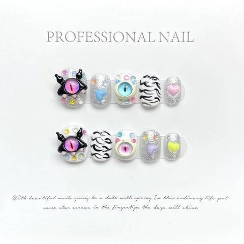Y2K Little Monster Evil Eye Press On Nails Süße 3D Cartoon Herz Zebramuster Silber Glitzer Kurze Künstliche Nägel Damen