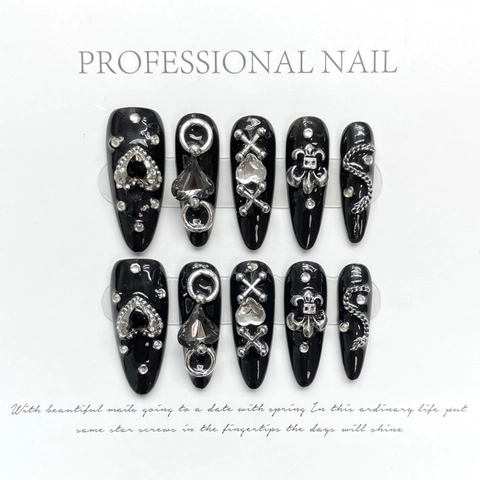 Handgefertigte Gothic Schwarz Silber Press On Nägel Set Legierung Herz Kreuz Metall Charms Strass Lange Stiletto Kunstnägel Für Damen Party