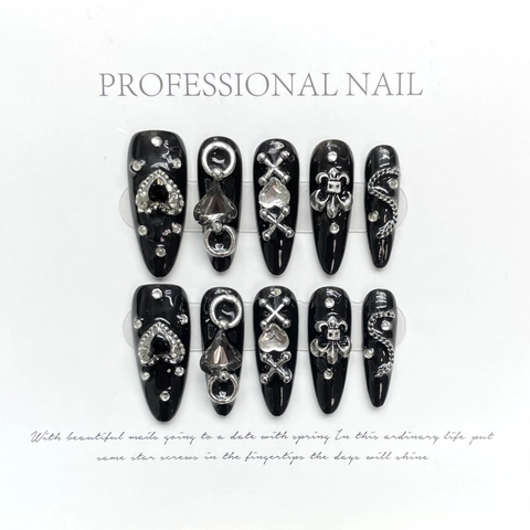 Handgefertigte Gothic Schwarz Silber Press On Nägel Set Legierung Herz Kreuz Metall Charms Strass Lange Stiletto Kunstnägel Für Damen Party