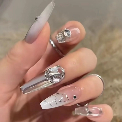 Handgefertigte Silberne Herz Künstliche Fingernägel Lang Sarg Strass Glänzend Französischer Stil Cremeweiß Falsche Nägel Für Damen