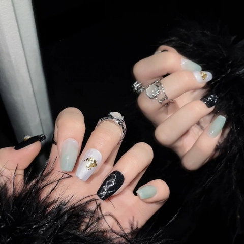 Uñas Postizas Hechas a Mano Jaspeado Verde Esmeralda Elegante Diseño de Concha Perlas Artificiales y Lámina de Oro Moda de Lujo Mujer