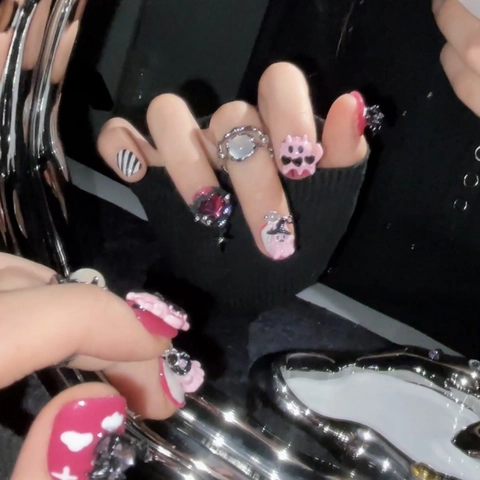 Unghie Finte Artigianali Gotico Cuore di Demone Rosa Nero Strisce Con Pendagli Croce Pipistrello Fiocco Manicure
