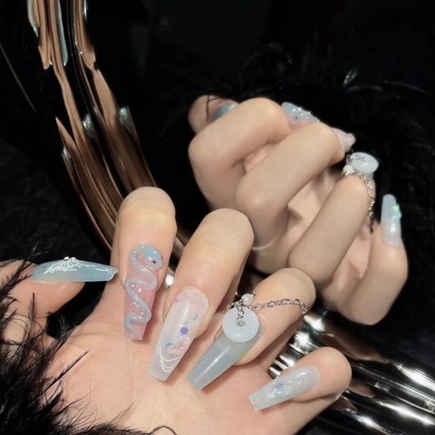 Uñas Postizas Hechas a Mano Nuevo Estilo Chino Relieve 3D Serpiente Cadena de Metal Mariposa Uñas Ataúd Largo para Mujer