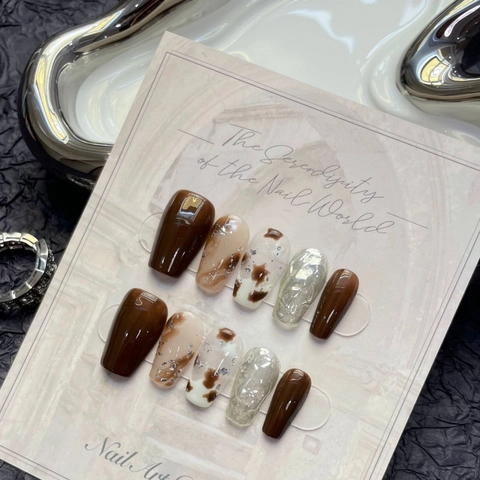 Faux Ongles à Coller Faits à la Main Ambre Marron Marbrés Estompés Forme Cercueil Style Maillard Vintage Luxueux pour Femmes