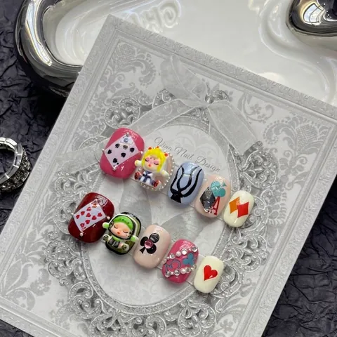 Faux Ongles Faits à la Main Style Princesse Sombre Cartes de Poker Avec Molly 3D Figure Strass Décoration Perle Artificielle