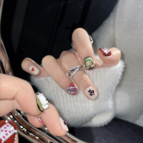 Faux Ongles Faits à la Main Style Princesse Sombre Cartes de Poker Avec Molly 3D Figure Strass Décoration Perle Artificielle