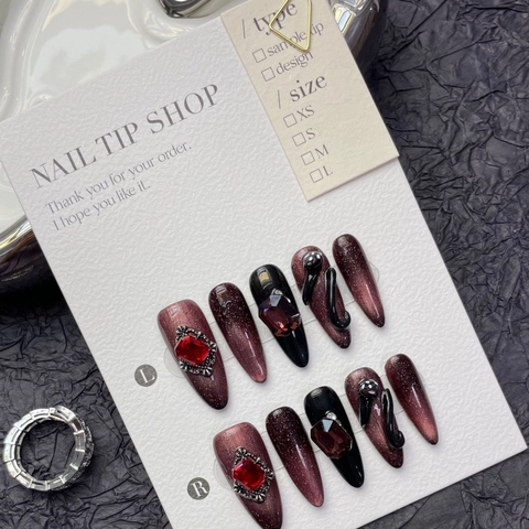 Uñas Postizas a Presión Góticas Rojo Sangre Negro Patrón de Serpiente Ojo de Gato Serpiente 3D Diamantes Imitación Stiletto Largo Set Mujer