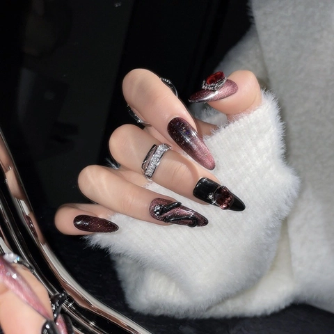 Uñas Postizas a Presión Góticas Rojo Sangre Negro Patrón de Serpiente Ojo de Gato Serpiente 3D Diamantes Imitación Stiletto Largo Set Mujer
