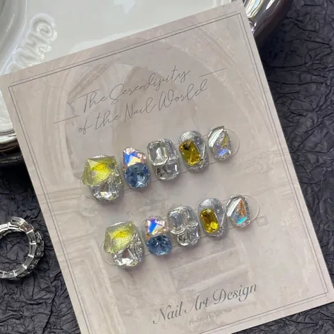 Handgefertigte Luxus Strass Künstliche Nägel Kurz Rund Silber Glitzer Vollbesetzt Edelstein Wiederverwendbare Nägel Damen