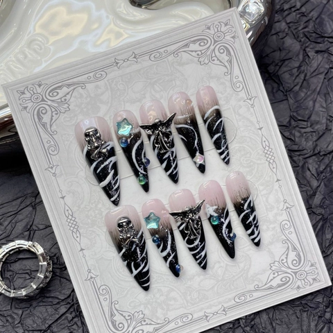 Unghie Finte Stiletto Gotico Punk Fatte a Mano Lunghe Sfumate Nero Rosa Con Teschi Argento 3D Stelle e Strass Dark Style
