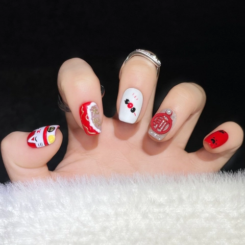 Unghie Finte a Pressione Rosse Corte Quadrati Fatti a Mano Con Gatto Della Fortuna Rilievo 3D Per Donna Capodanno
