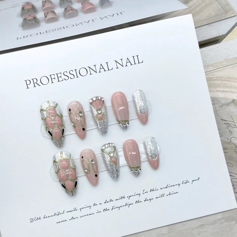 Uñas Postizas a Presión de Almendra con Patrón de Serpiente Rosa Hechas a Mano con Brillo Plateado y Strass Uñas de Moda para Mujer