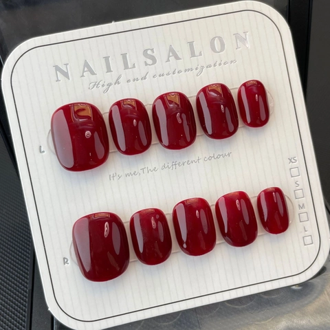 Unghie Finte Fatte a Mano Rosso Vino Corte Quadrate Arrotondate Minimaliste Ciliegia Scura Lucide per Donna Gioielli