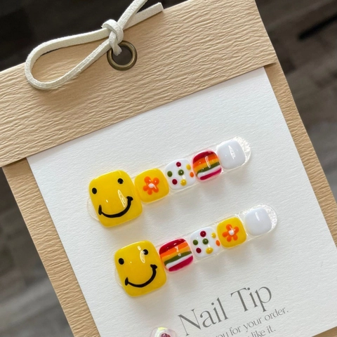 Handgefertigt Süß Regenbogen Zehennägel Zum Aufdrücken Set Gelb Smiley Blume Muster Glänzend Künstliche Zehennägel Für Damen