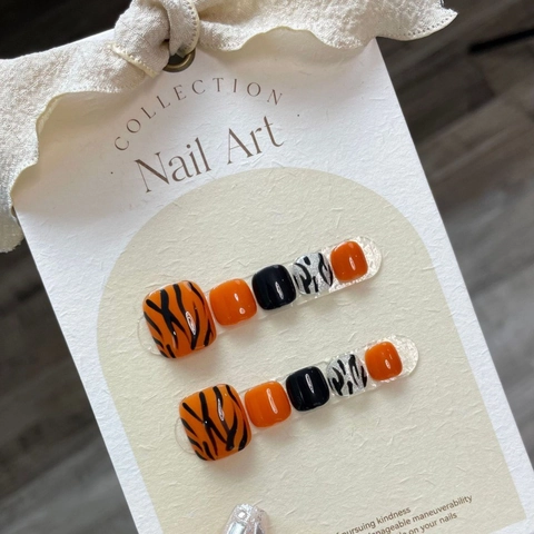 Uñas Postizas para Pies Pintadas a Mano Color Naranja Calabaza con Rayas de Tigre y Cebra Parches para Uñas de Mujer