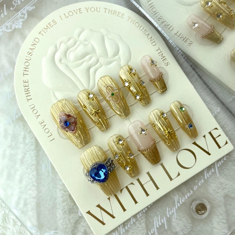 Uñas Postizas Hechas a Mano Retro Oro Cepillado Metálico Forma de Ataúd Larga Con Gema de Corazón Azul Diamantes de Imitación Relieve de Estrella Manicura Para Mujer