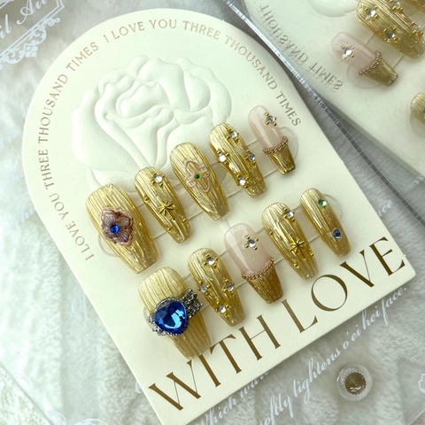 Uñas Postizas Hechas a Mano Retro Oro Cepillado Metálico Forma de Ataúd Larga Con Gema de Corazón Azul Diamantes de Imitación Relieve de Estrella Manicura Para Mujer