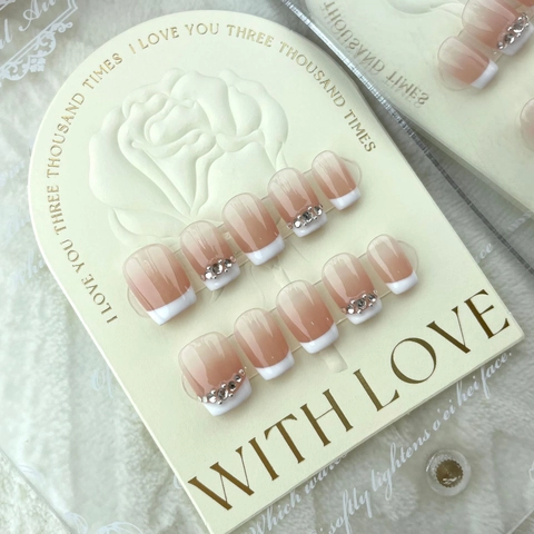 Unghie Finte a Pressione Sfumate Francesi con Strass Fatte a Mano Squoval Nude Crema Bianco Elegante Minimalista Nail Art Donna