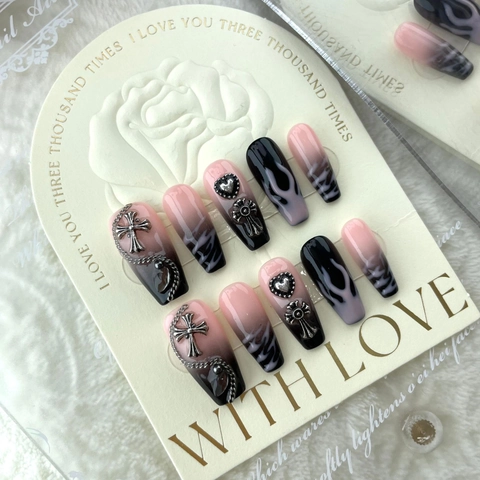 Gothic Rosa Schwarz Verlauf Flamme Künstliche Fingernägel Set Mit Silber Kreuz Herz Metall Anhänger Handgefertigte Y2K Nägel Für Damen