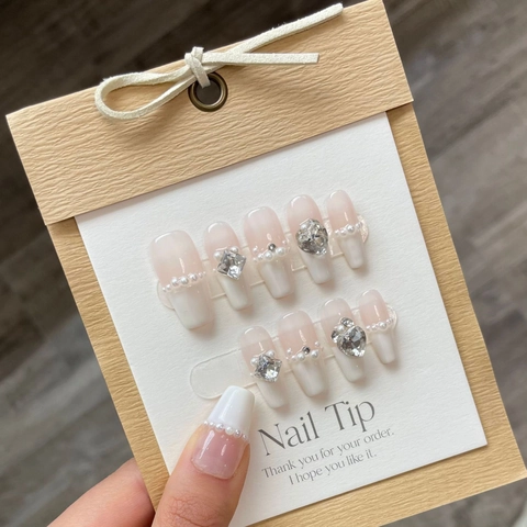 Handgemaakte Joghurtwit Franse Kunstnagels Kunstparel Strass Elegante Nude Roze Gradiënt Manicure Voor Dames