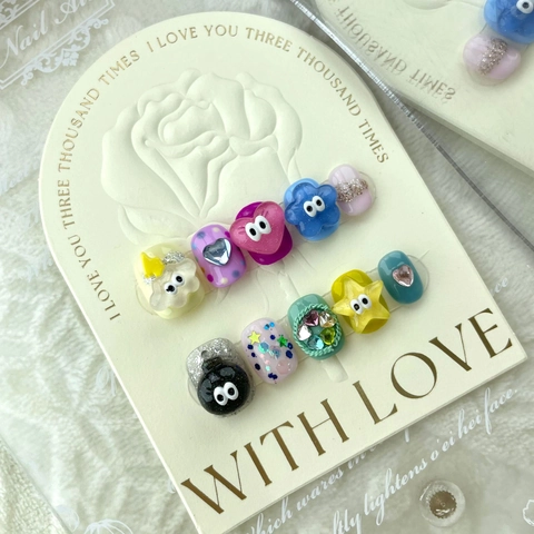 Unghie Finte a Pressione Artigianali 3D Cartone Animato Carino Colore Caramella Occhi Grandi Stile Soot Sprite Corte Donna