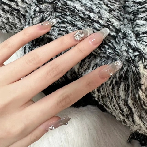 Unghie Finte Occhio di Gatto Francese Fatte a Mano Lunghe Affusolate Glitter Argento Sfumato Strass Cuore Lusso Rosa Nudo Manicure Donna