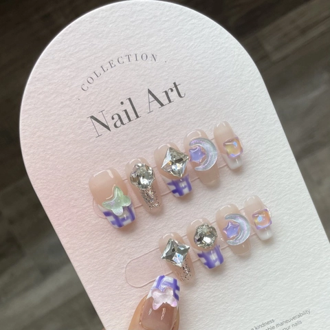 Unghie Finte Artigianali a Scacchiera Viola Sognante Con Farfalla Luna Stella Decorazioni in Resina Strass per Donna