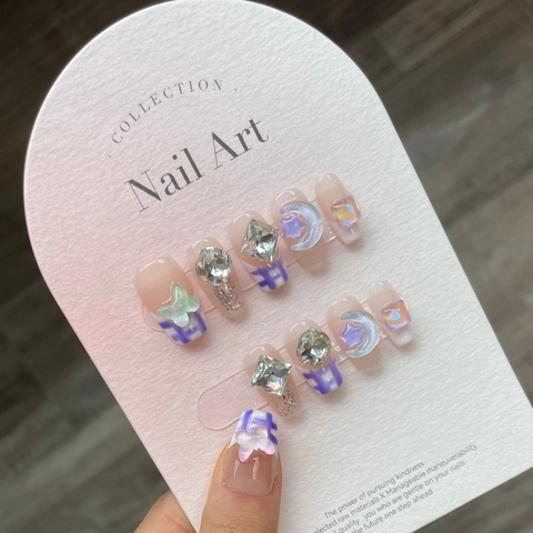 Unghie Finte Artigianali a Scacchiera Viola Sognante Con Farfalla Luna Stella Decorazioni in Resina Strass per Donna