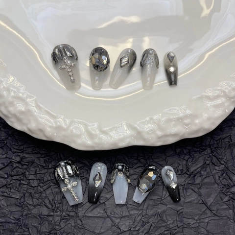 Unghie Finte a Bara Fatte a Mano Gotico Scuro Nero Bianco Sfumato Strass Croce Perla Artificial Occhio di Gatto Glitter Donna