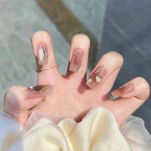 Handgemaakte Karamel Gradiënt Crème Hart Press On Nagels Luxe Goud Hart Strass Wijnrood Bloemen Herbruikbare Nagels Vrouwen