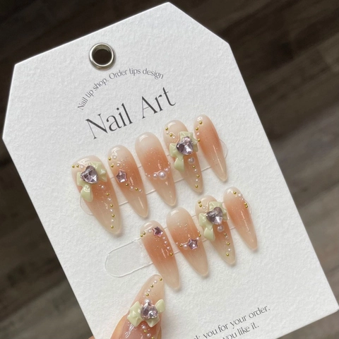 Unghie Finte Fatte a Mano Sfumatura di Fard Lunghe Forma a Mandorla Con Fiocco 3D Strass Perla Artificiale Unghie Finte Dolci