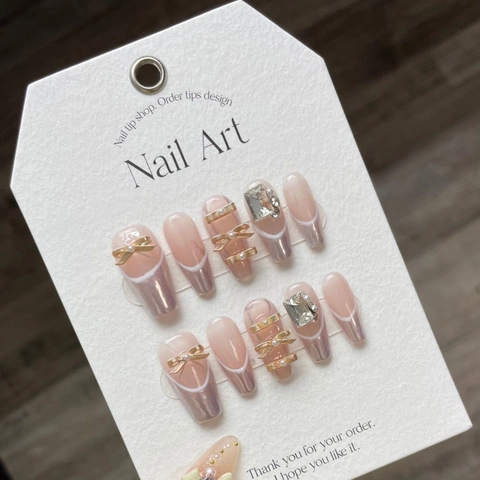 Handgemaakte Lange Doodskistvorm Press-on Nagels Nude Roze Ballet Kunstnagels Met Stereo Gouden Strik Strass Kunstparel French Tip