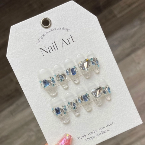 Unghie Finte da Incollare Fatte a Mano Blu Bianco Freddo Strass Fiocco Lunghe a Bara Unghie Artificiali di Lusso