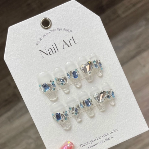 Unghie Finte da Incollare Fatte a Mano Blu Bianco Freddo Strass Fiocco Lunghe a Bara Unghie Artificiali di Lusso