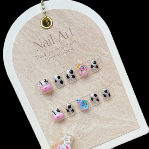 Unghie Finte per Bambini Simpatico Cartone Animato Mucca Dolce Argento Glitter 3D Lecca Lecca Fatte a Mano Corte per Bambini