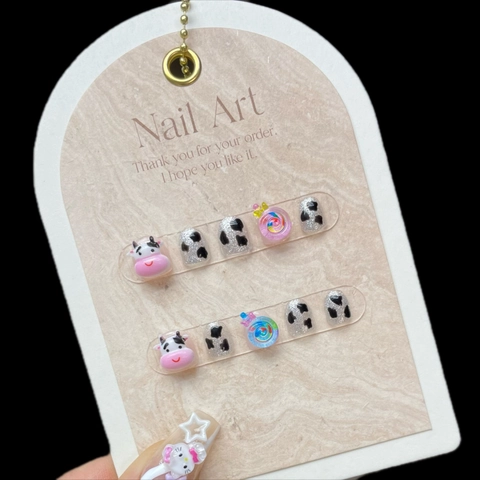 Unghie Finte per Bambini Simpatico Cartone Animato Mucca Dolce Argento Glitter 3D Lecca Lecca Fatte a Mano Corte per Bambini