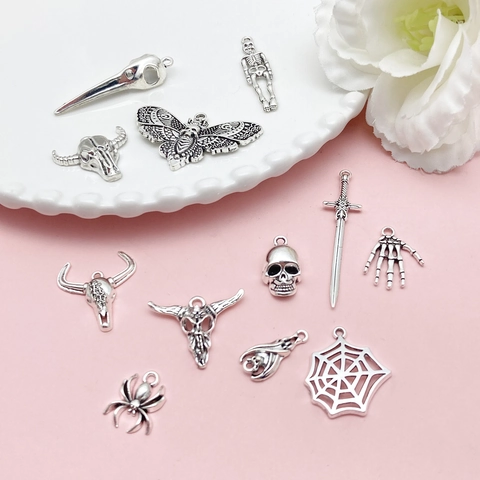 Colgantes de Halloween de Aleación de Zinc Plata Antigua Gótica Calavera Murciélago Araña Pájaro Cabeza de Toro Espada Polilla DIY