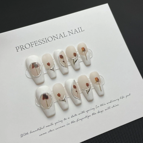 Juego de Uñas Postizas Hechas a Mano Diseño Floral Vintage Rosa Tulipán Borde Plateado Uñas de Ataúd para Mujer Diario
