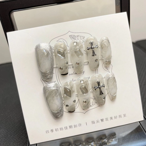 Unghie Finte a Bara Lunga Marmorizzate Grigio Fumo Fatte a Mano Con Decorazione Croce in Metallo Argento e Strass Gotico di Lusso