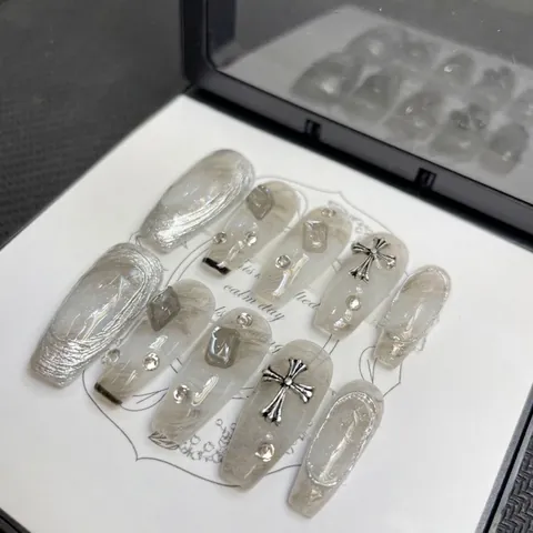 Unghie Finte a Bara Lunga Marmorizzate Grigio Fumo Fatte a Mano Con Decorazione Croce in Metallo Argento e Strass Gotico di Lusso
