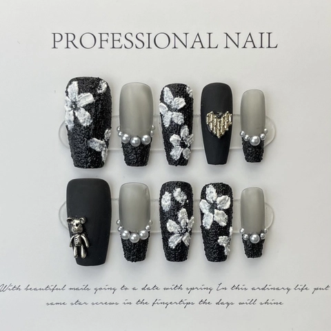 Uñas Postizas Hechas a Mano Rosa Negra Exquisito Relieve 3D Flor Perla Artificial Diamantes de Imitación Amuletos de Oso de Metal Negro Mate Gris Blanco Uñas de Ataúd Largo para Mujer