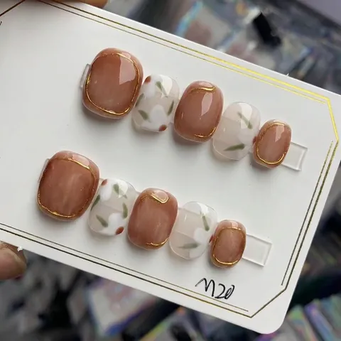 Uñas de Presión Artesanales Elegante Diseño de Mármol Marrón Té con Leche Con Flor Pintada a Mano Borde Dorado Mujer