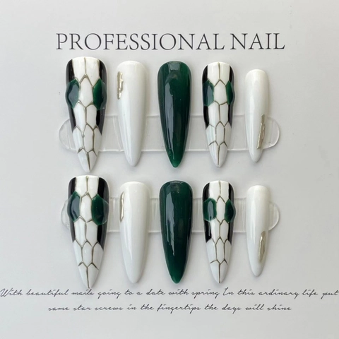Handgefertigt Luxus Schlangenkopf Press On Nails Stiletto Lange Form Grün Weiß Künstliche Fingernägel Für Damen Party