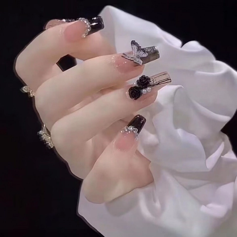 Unghie Finte Artigianali Camelia Nera Lunghe Quadrate Sfumate Rosa Con Fiori In Resina Farfalla In Lega Perle Artificiali E Strass
