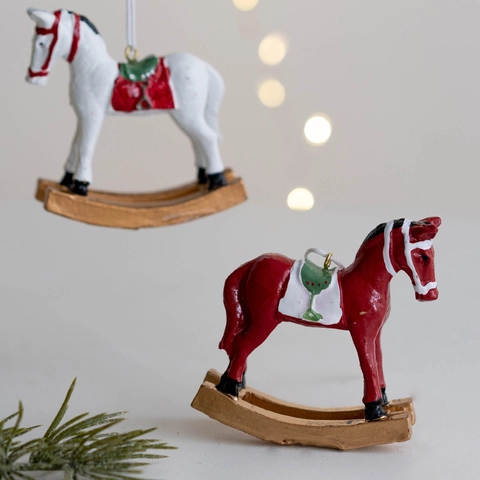 Statua di Cavallo a Dondolo in Resina Vintage Ornamento Natalizio Nordico Dipinto a Mano per Casa Festa Albero di Natale