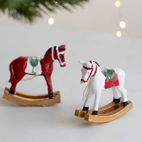 Statua di Cavallo a Dondolo in Resina Vintage Ornamento Natalizio Nordico Dipinto a Mano per Casa Festa Albero di Natale